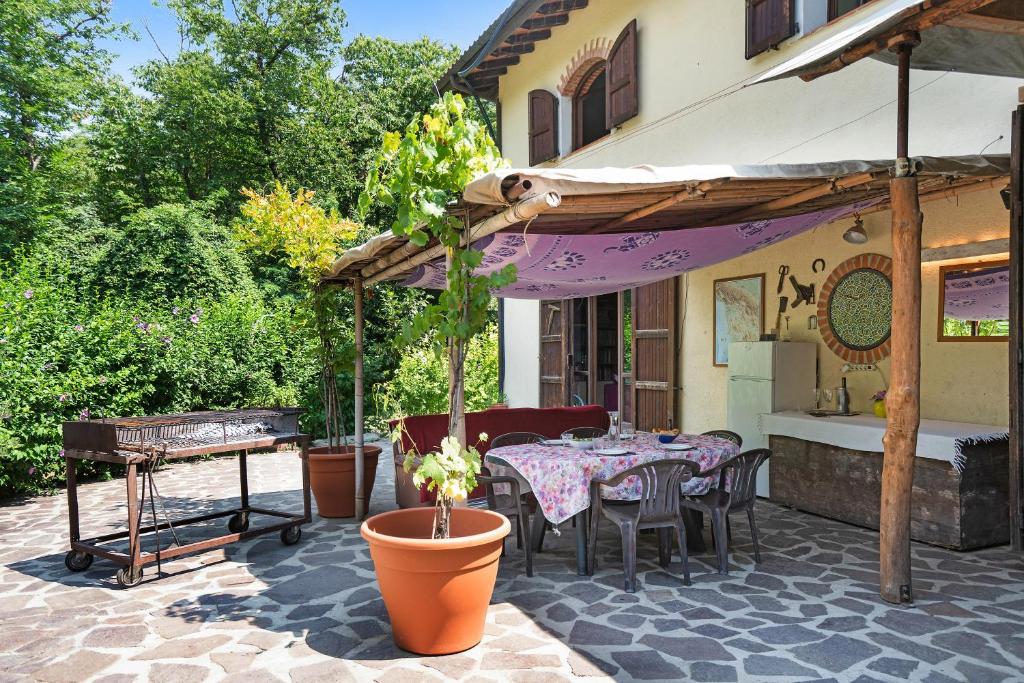 a patio with a table and chairs under a canopy at Casamasa in Mulazzo