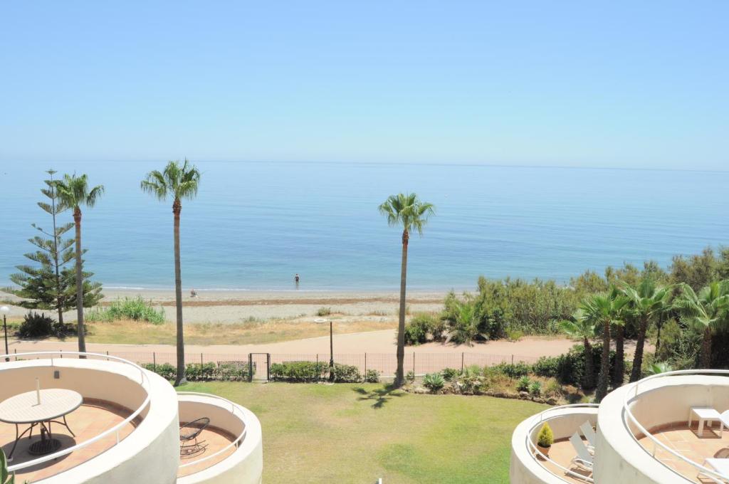 widok na plażę z budynku z palmami w obiekcie El Mirador de Estepona w mieście Estepona