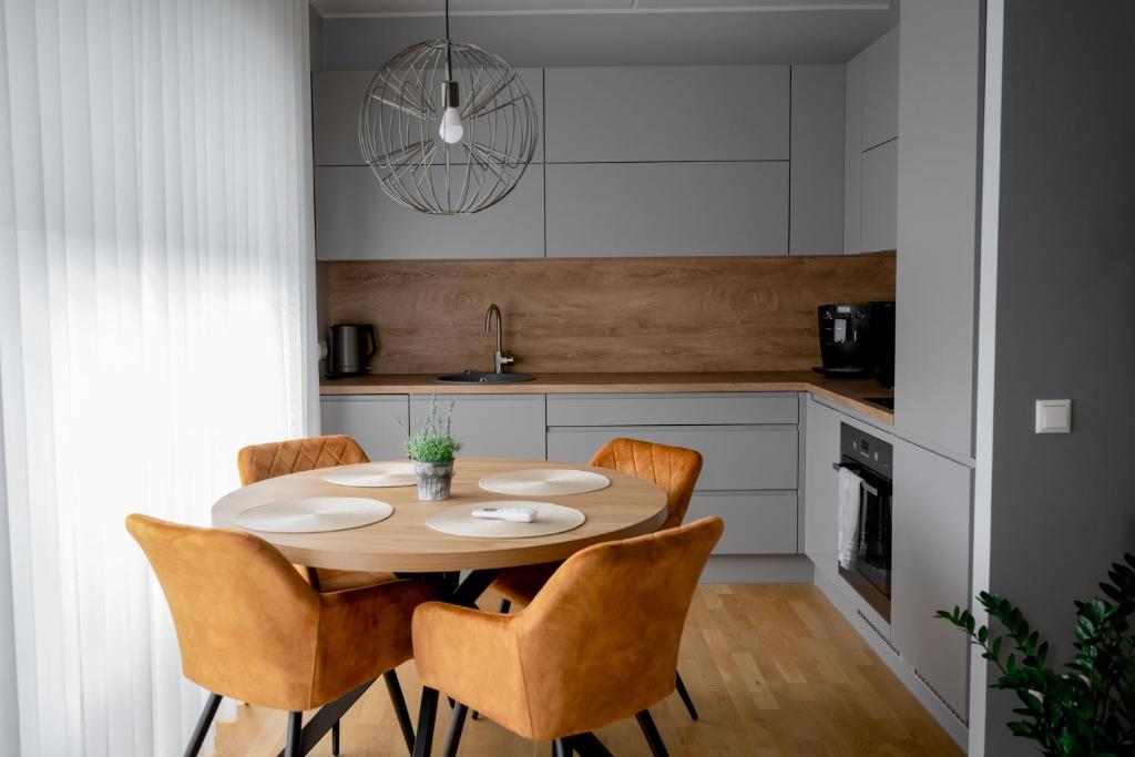 cocina con mesa y sillas en NL apartment, en Pärnu