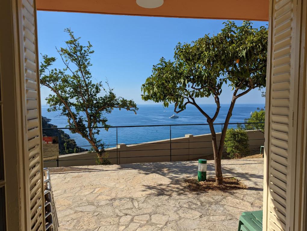 - une vue sur l'océan depuis la porte de la maison dans l'établissement Appartement Villa Belle Epoque Roquebrune Cap Martin, à Roquebrune-Cap-Martin