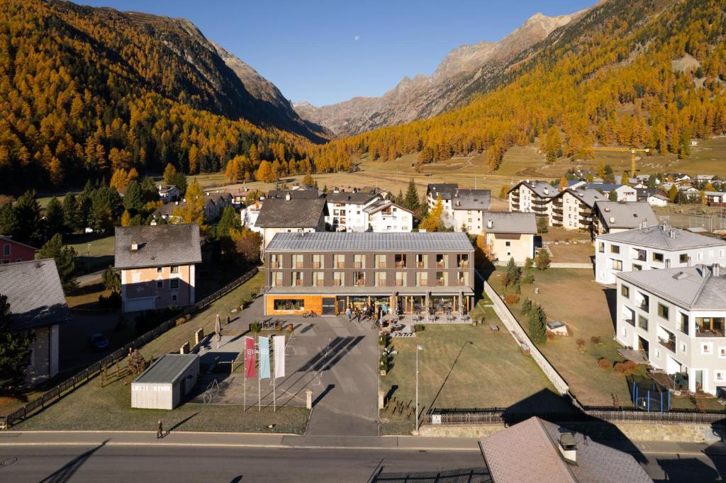 eine Luftansicht einer Stadt in den Bergen in der Unterkunft Bever Lodge in Bever