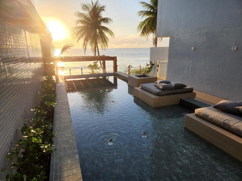 Bazén v ubytování Espaço a beira mar de João Pessoa com jacuzzi e pé na areia nebo v jeho okolí