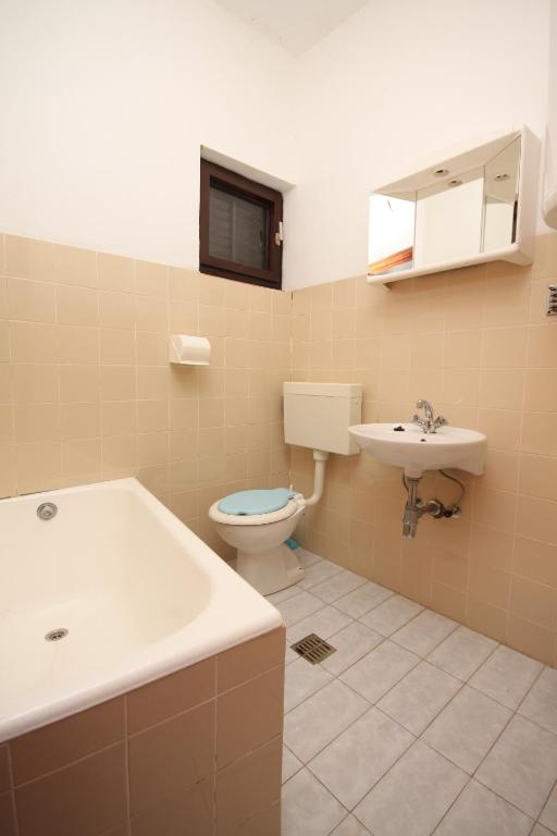 Koupelna v ubytování Apartments and rooms with parking space Metajna, Pag - 4120