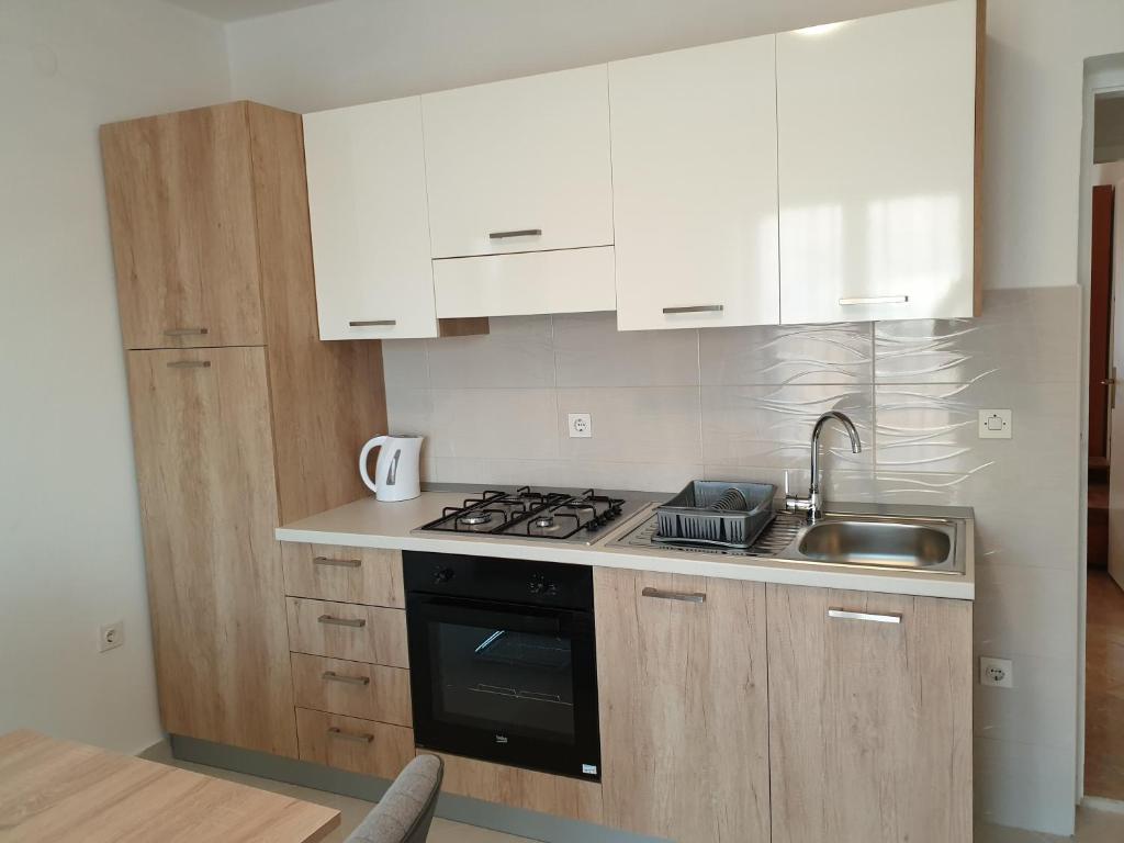 Kuchyň nebo kuchyňský kout v ubytování Apartments and rooms with parking space Metajna, Pag - 4120