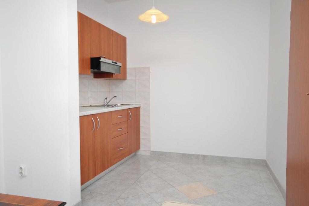 Kuchyňa alebo kuchynka v ubytovaní Apartment Njivice 5458e
