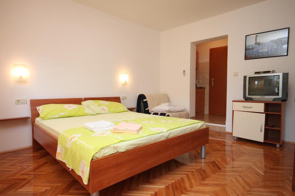 Posteľ alebo postele v izbe v ubytovaní Studio Drvenik Donja vala 6658a