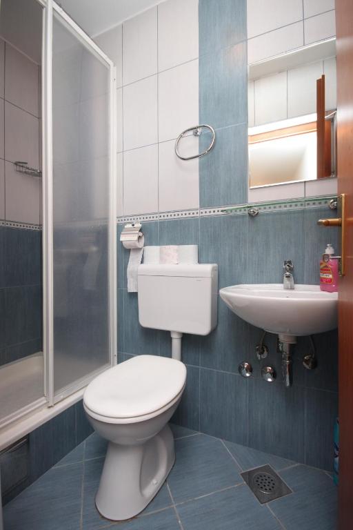 Kúpeľňa v ubytovaní Studio Drvenik Donja vala 6658a
