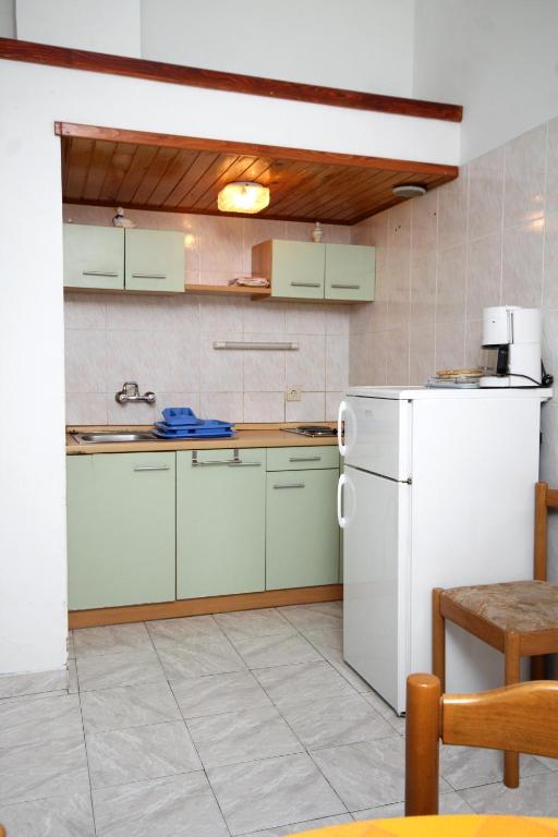 Kuchyňa alebo kuchynka v ubytovaní Apartments by the sea Drvenik Donja vala, Makarska - 6658