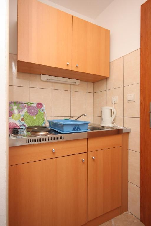 Kuchyňa alebo kuchynka v ubytovaní Apartments by the sea Drvenik Donja vala, Makarska - 6658