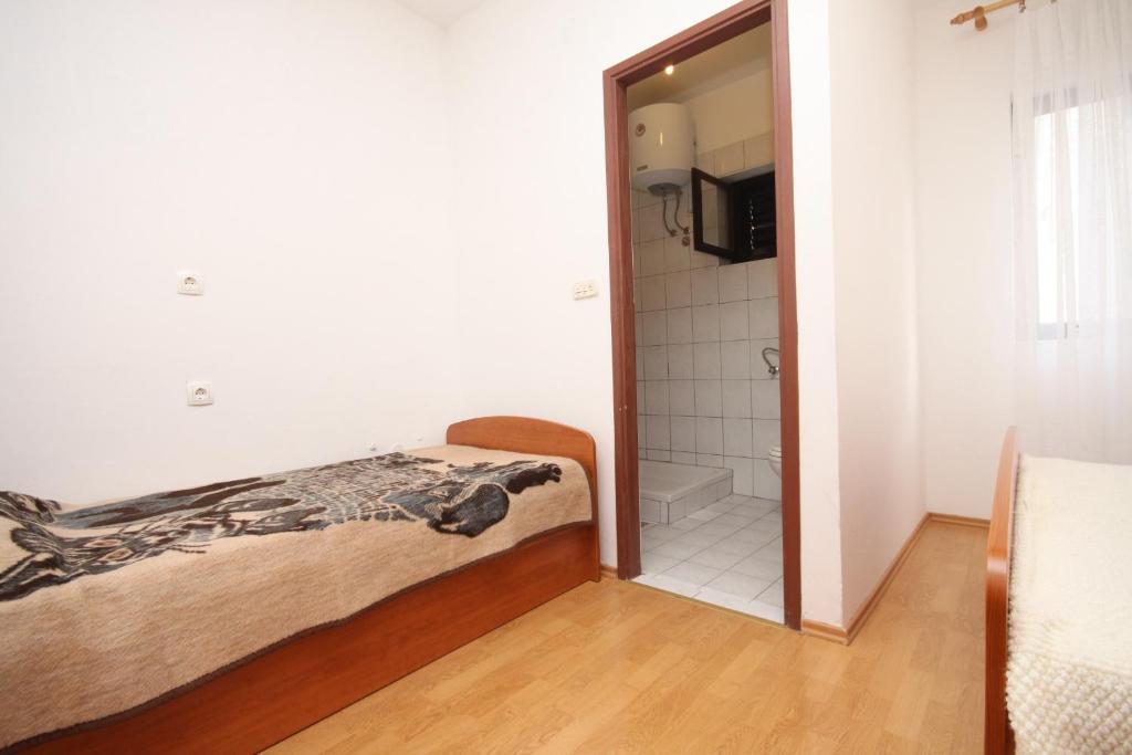 sypialnia z łóżkiem, prysznicem i lustrem w obiekcie Triple Room Metajna 4120e w mieście Metajna