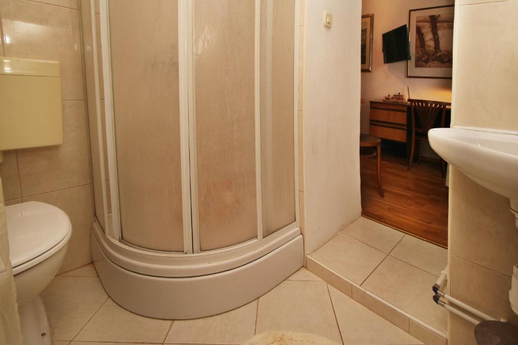 Kúpeľňa v ubytovaní Studio Makarska 11063d