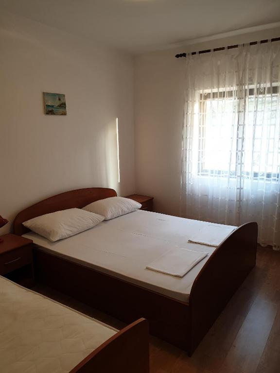 Postel nebo postele na pokoji v ubytování Apartment Metajna 4120d