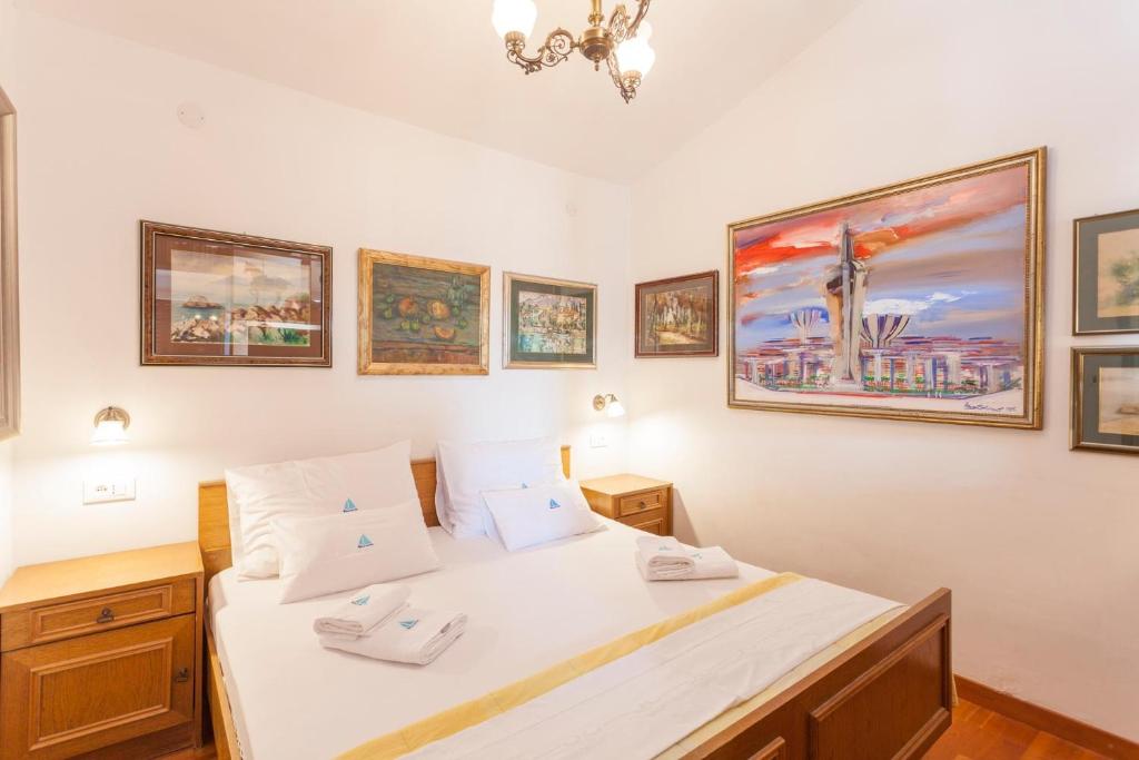 Postel nebo postele na pokoji v ubytování Apartments and rooms with WiFi Makarska - 11063