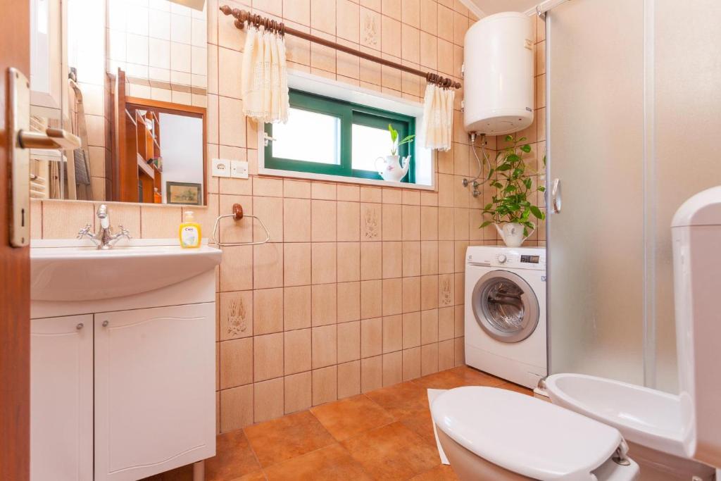 Koupelna v ubytování Apartments and rooms with WiFi Makarska - 11063