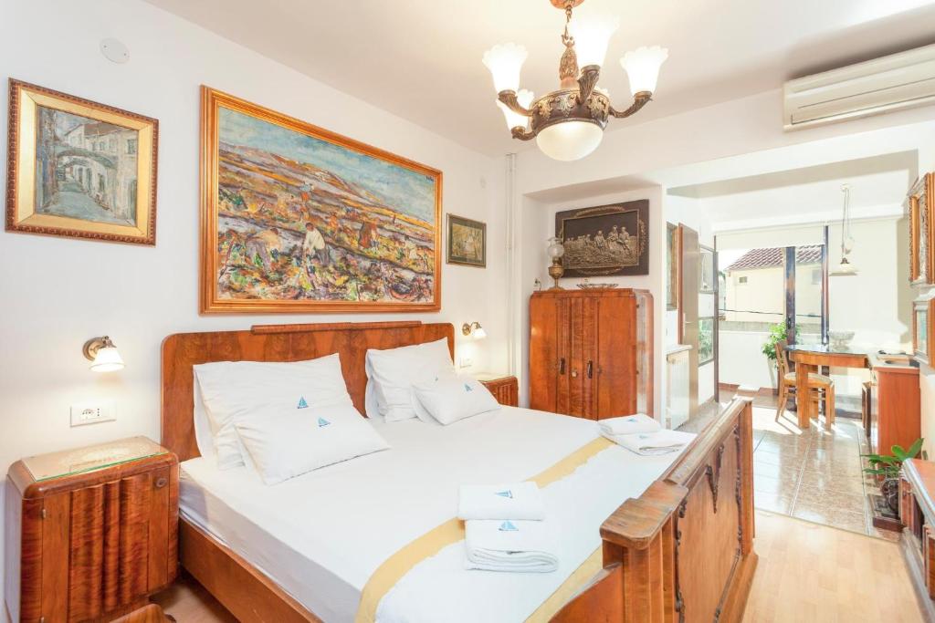 Postel nebo postele na pokoji v ubytování Apartments and rooms with WiFi Makarska - 11063