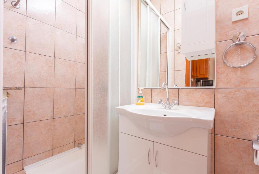 Koupelna v ubytování Apartments and rooms with WiFi Makarska - 11063