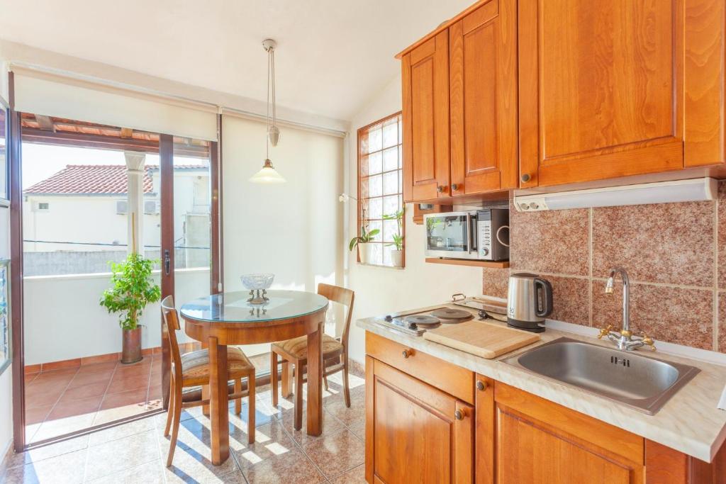 Kuchyň nebo kuchyňský kout v ubytování Apartments and rooms with WiFi Makarska - 11063