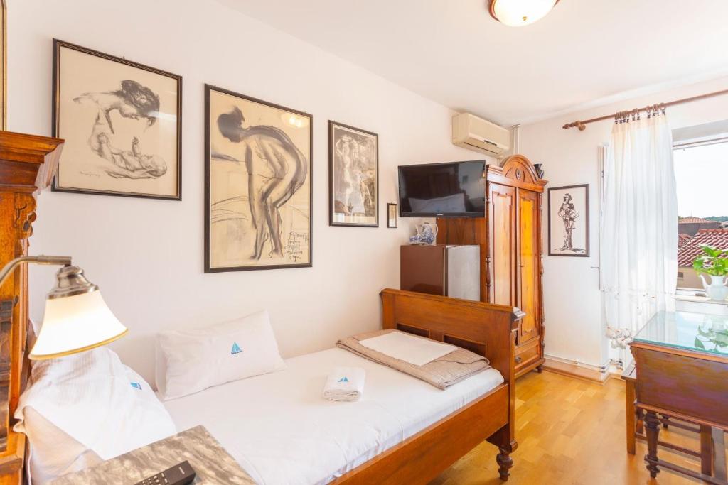 Postel nebo postele na pokoji v ubytování Apartments and rooms with WiFi Makarska - 11063