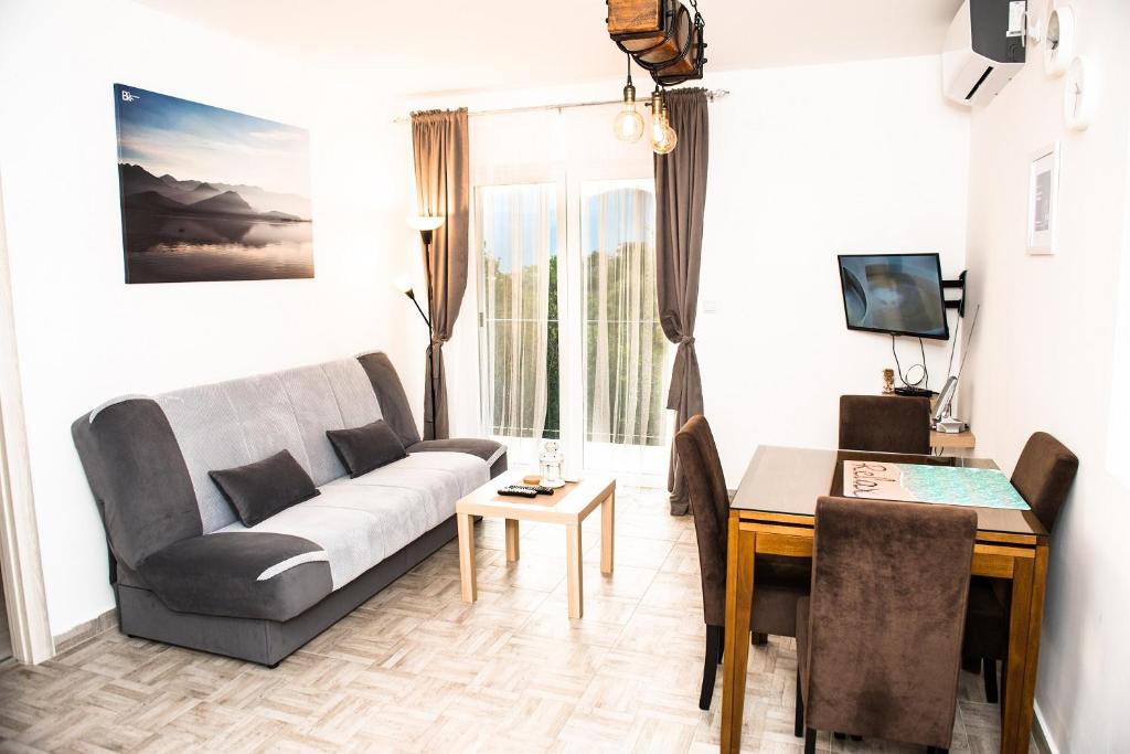 Apartment Sea&Sky في تيفات: غرفة معيشة مع أريكة وطاولة