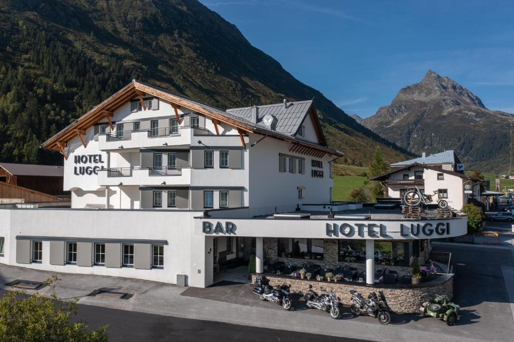 ein Hotel mit einem Berg im Hintergrund in der Unterkunft Hotel Luggi in Galtür