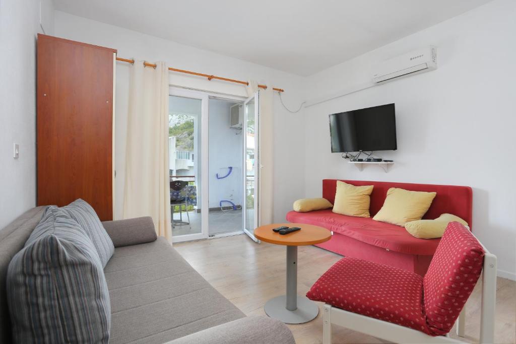 TV a/nebo společenská místnost v ubytování Apartment Tucepi 2676a