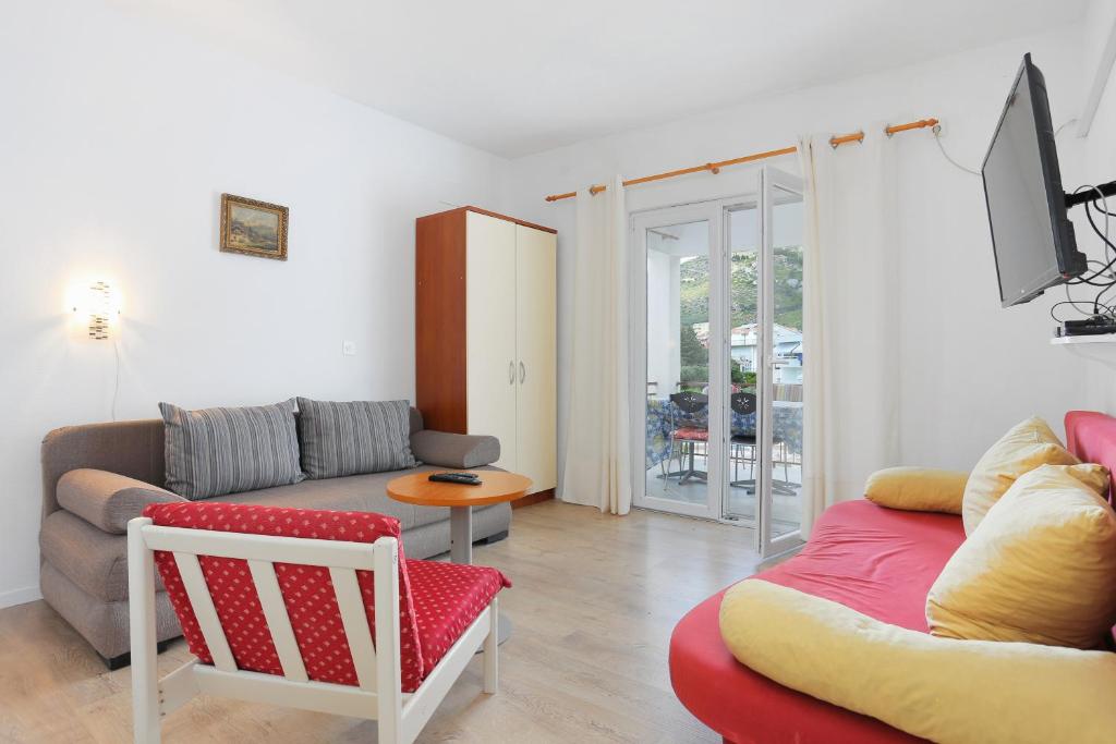 TV a/nebo společenská místnost v ubytování Apartment Tucepi 2676a