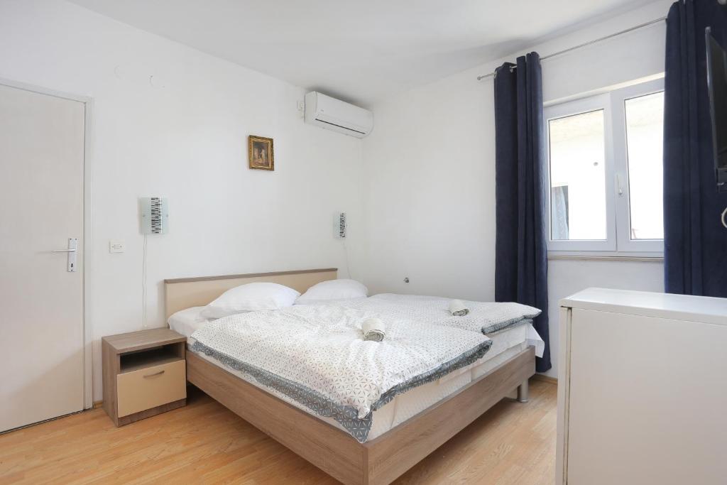 Postel nebo postele na pokoji v ubytování Apartment Tucepi 2676a