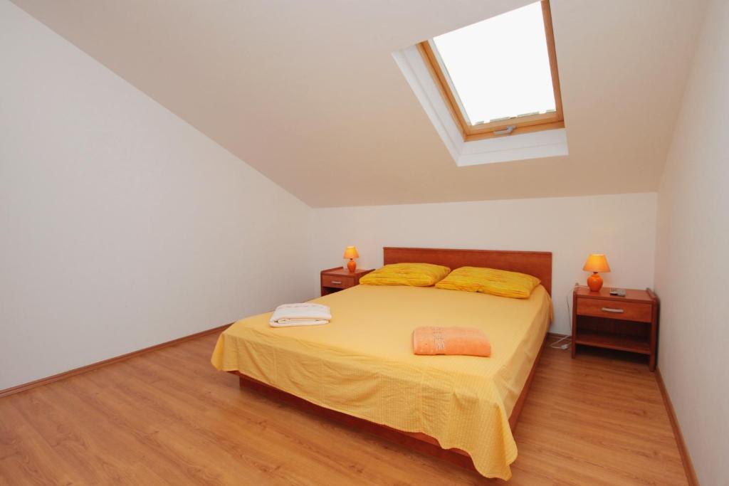 Posteľ alebo postele v izbe v ubytovaní Apartments with a parking space Njivice, Krk - 5458