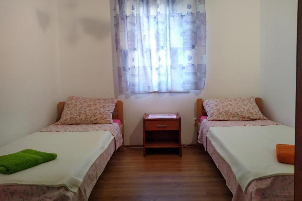 Posteľ alebo postele v izbe v ubytovaní Apartments with a parking space Njivice, Krk - 5458