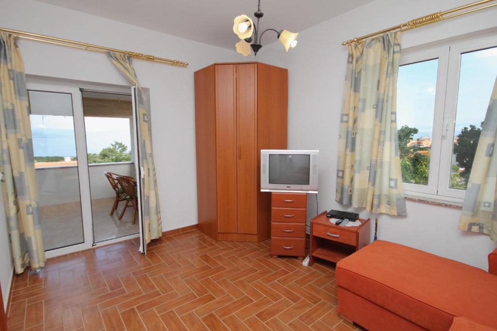 Televízia a/alebo spoločenská miestnosť v ubytovaní Apartments with a parking space Njivice, Krk - 5458