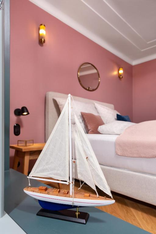 Postel nebo postele na pokoji v ubytování Kapitaenshaus in Wasserlage! Traumapartments Warnemuende