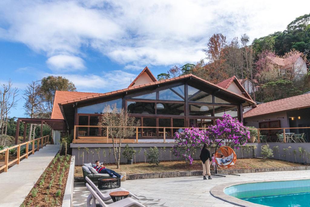 een huis met een zwembad ervoor bij Natureza Eco Lodge in Vargem Alta