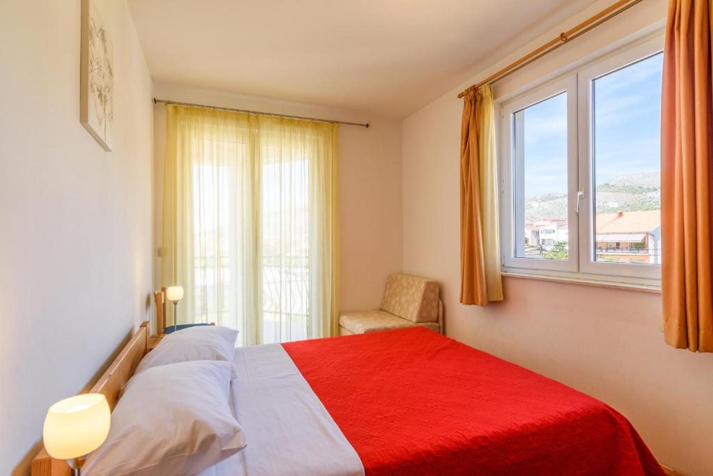 Fotografia z galérie ubytovania Family friendly apartments with a swimming pool Trogir - 16509 v Trogiri