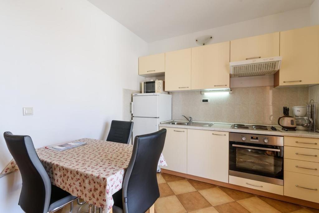 Fotografia z galérie ubytovania Family friendly apartments with a swimming pool Trogir - 16509 v Trogiri