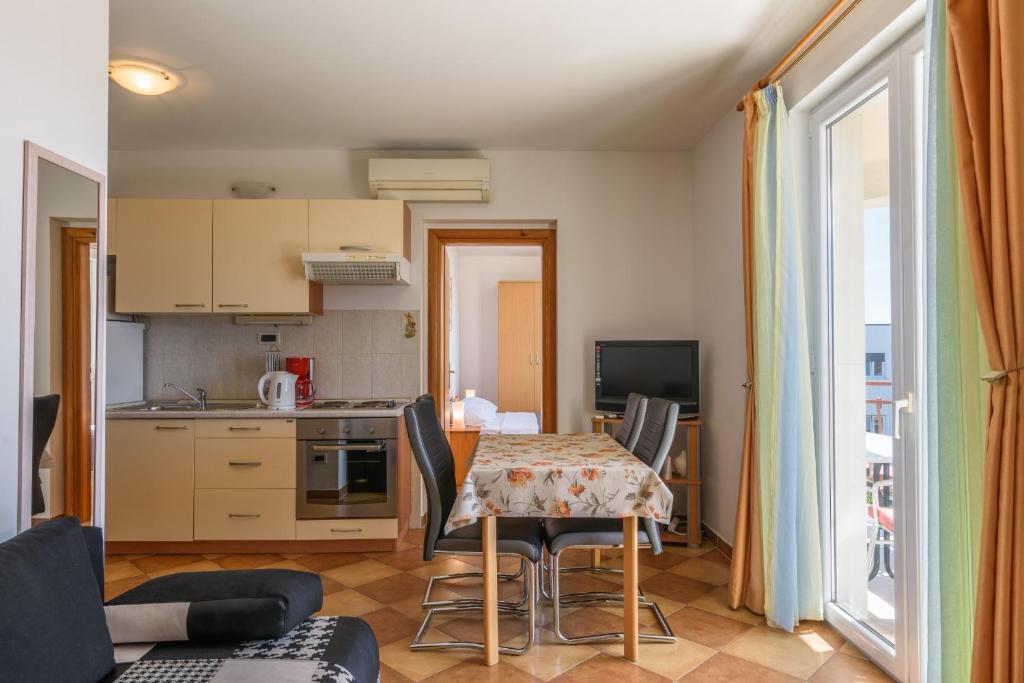 Fotografia z galérie ubytovania Family friendly apartments with a swimming pool Trogir - 16509 v Trogiri