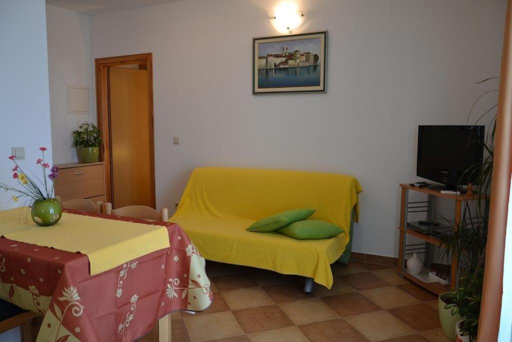 Fotografia z galérie ubytovania Family friendly apartments with a swimming pool Trogir - 16509 v Trogiri