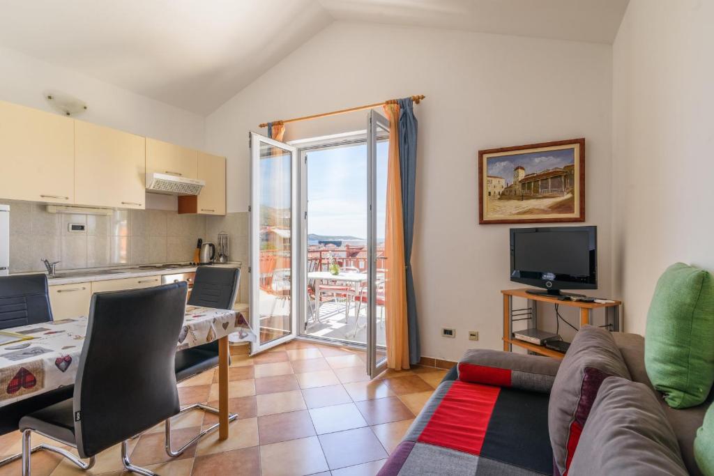 Fotografia z galérie ubytovania Family friendly apartments with a swimming pool Trogir - 16509 v Trogiri