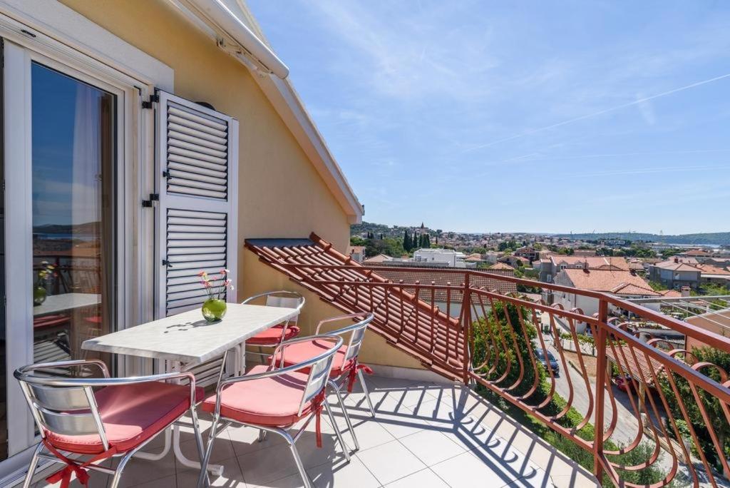 Fotografia z galérie ubytovania Family friendly apartments with a swimming pool Trogir - 16509 v Trogiri