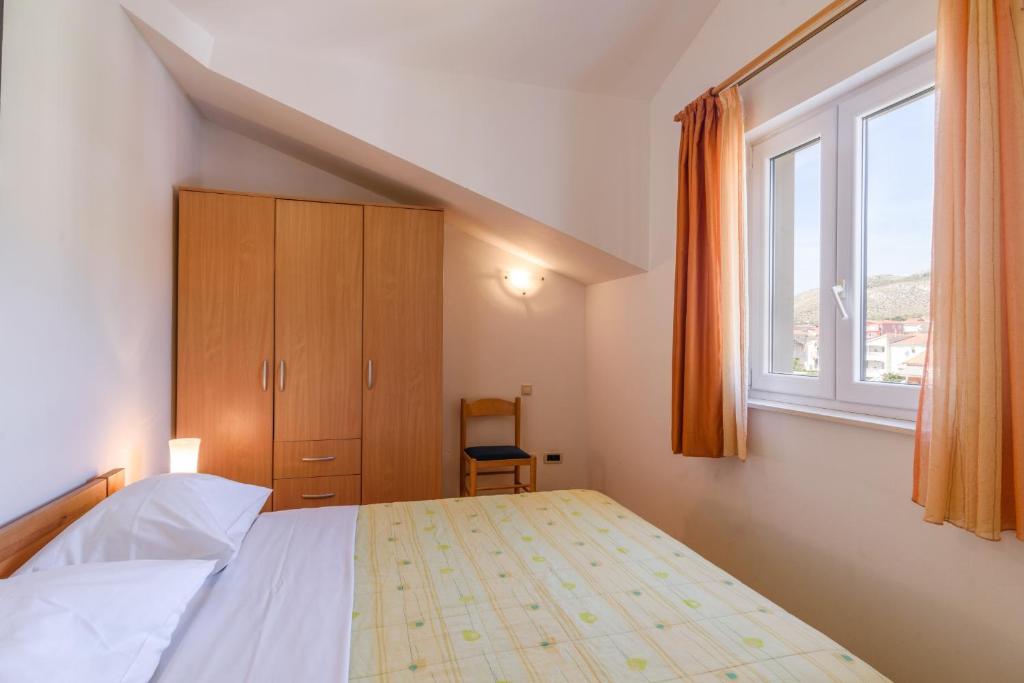 Fotografia z galérie ubytovania Family friendly apartments with a swimming pool Trogir - 16509 v Trogiri