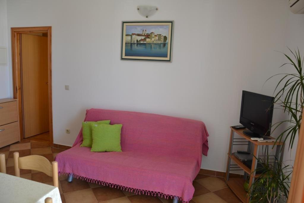 Fotografia z galérie ubytovania Family friendly apartments with a swimming pool Trogir - 16509 v Trogiri