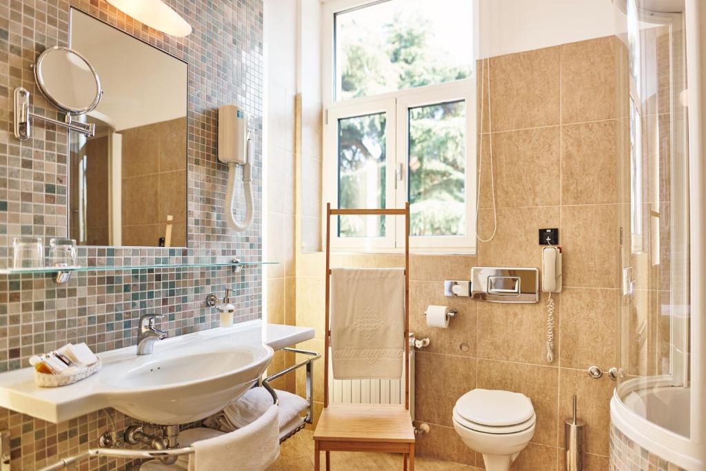 łazienka z umywalką i toaletą w obiekcie Hotel Villa Eugenia w mieście Lovran