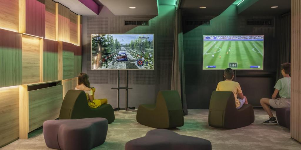 TV a/nebo společenská místnost v ubytování Aminess Laurel Khalani Hotel