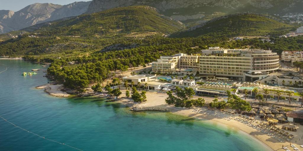una vista aérea de un complejo en la playa en Aminess Khalani Hotel, en Makarska