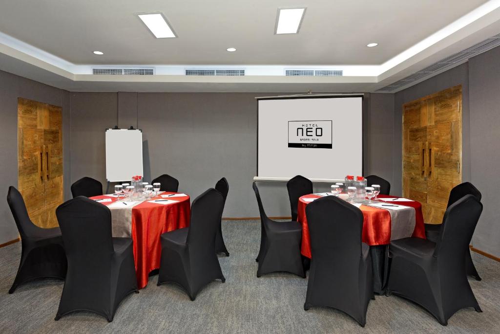 Kawasan bisnes dan/atau bilik persidangan di Hotel Neo Gading Solo