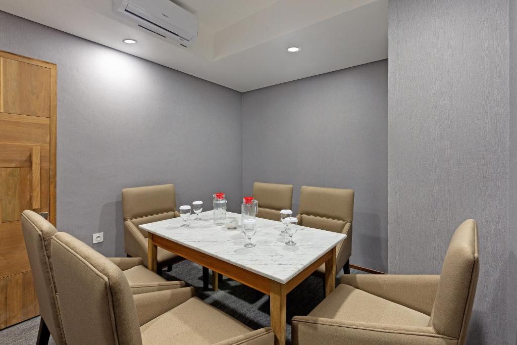 Ruang duduk di Hotel Neo Gading Solo