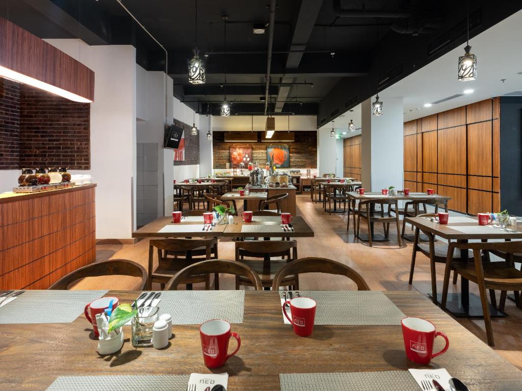 Restoran atau tempat lain untuk makan di Hotel Neo Gading Solo