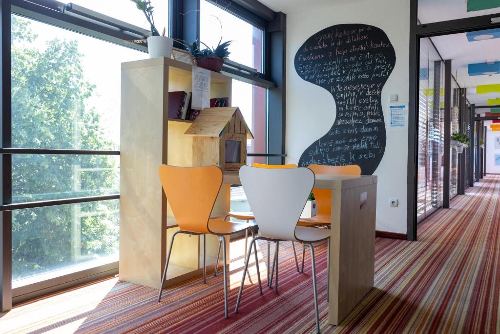 Posezení v ubytování Hostel Pekarna