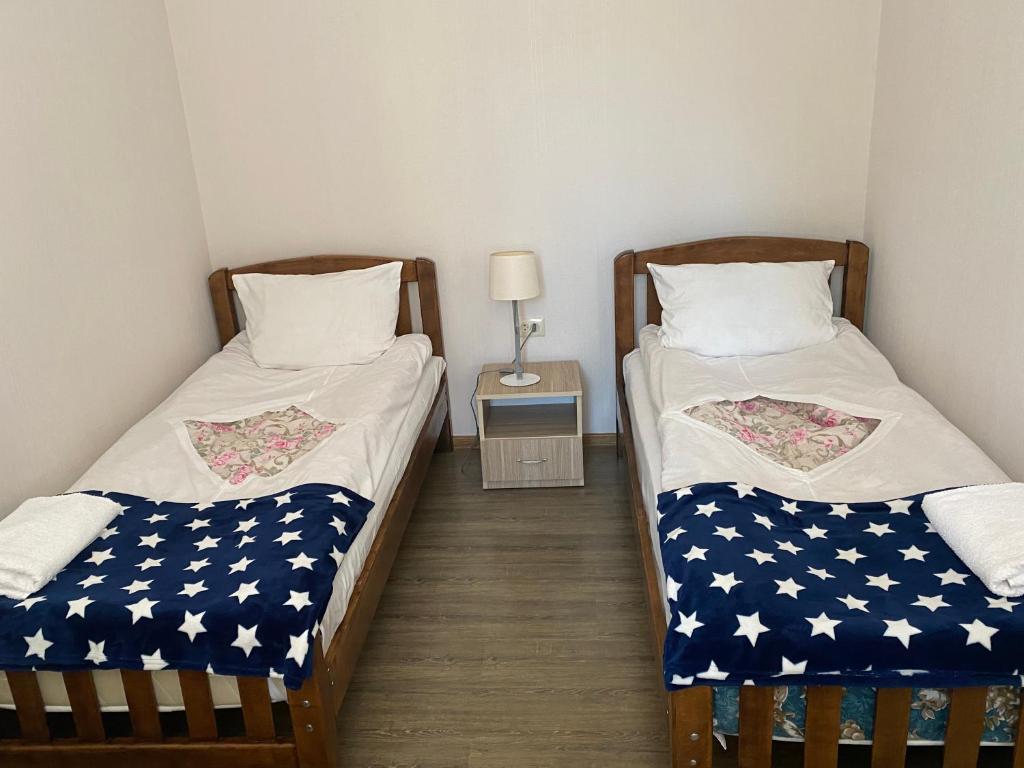 Postel nebo postele na pokoji v ubytování Happy Holiday