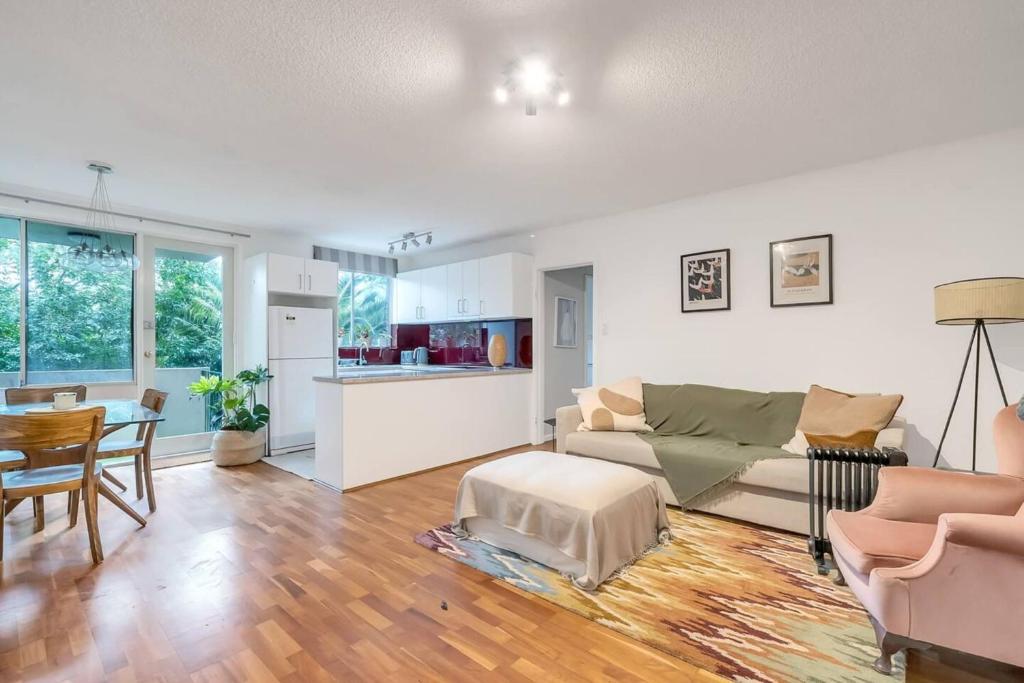 Khu vực ghế ngồi tại Bright 1 Bedroom Apartment in Lane Cove