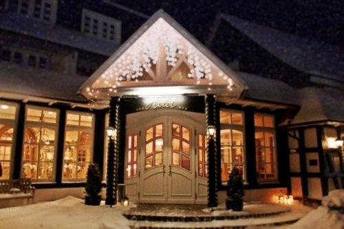 una casa con una puerta delantera con luces de Navidad en Landhotel Sangermann, en Oberveischede